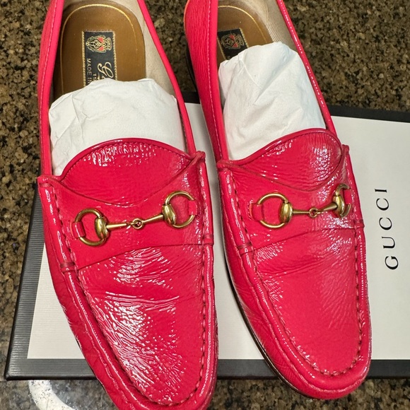 Gucci Women Vibrant Pink Leather Loafers - Picture 1 of 5